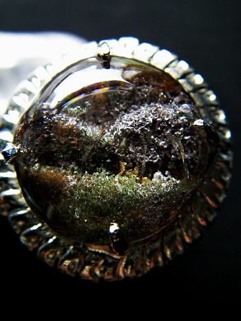 QU0036 แก้วปลวกวรรณสาม ประกอบพร้อมสามวรรณะ คือปวกเขียว ปวกทองและปวกแดง(ปวกครั่ง) เนื้อแก้วใสสวย ขนาด17.30x17.96x10.48 มม. น้ำหนัก 20.89 ct. ขนาดแหวน53