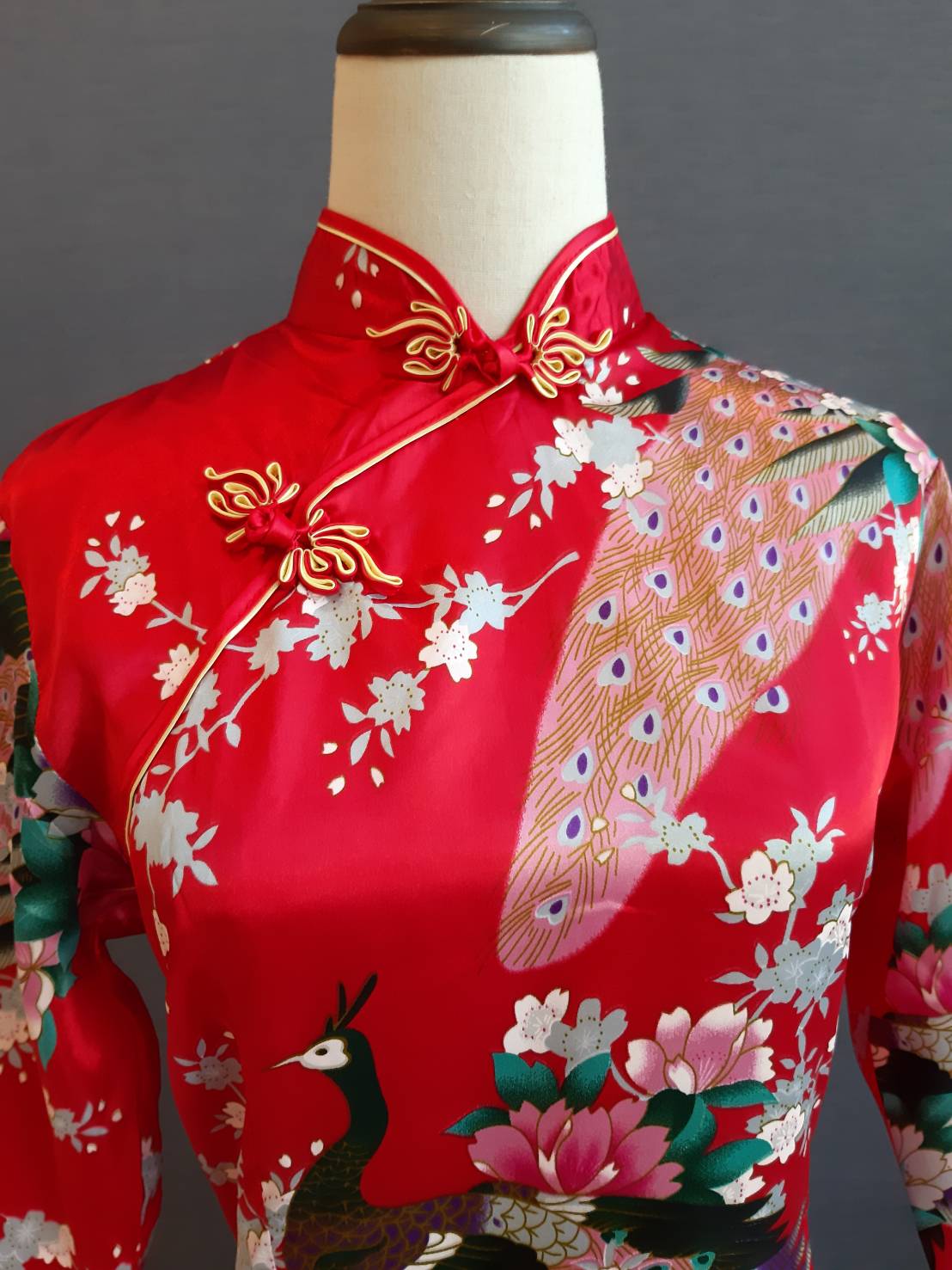 Pre-order กี่เพ้า สีแดง แขนสี่ส่วน ลายนกยูง ตัดเย็บอย่างดี