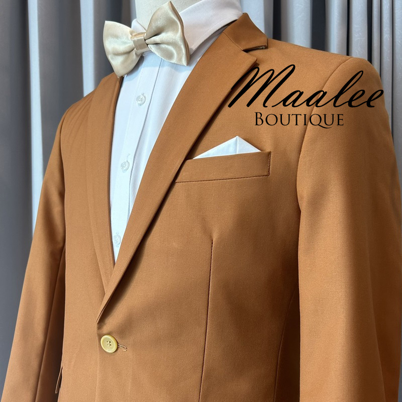 พร้อมเช่า ชุดสูทชาย สีน้ำตาล คาราเมล รุ่นคลาสสิค (ไม่มีเสื้อกั๊ก)