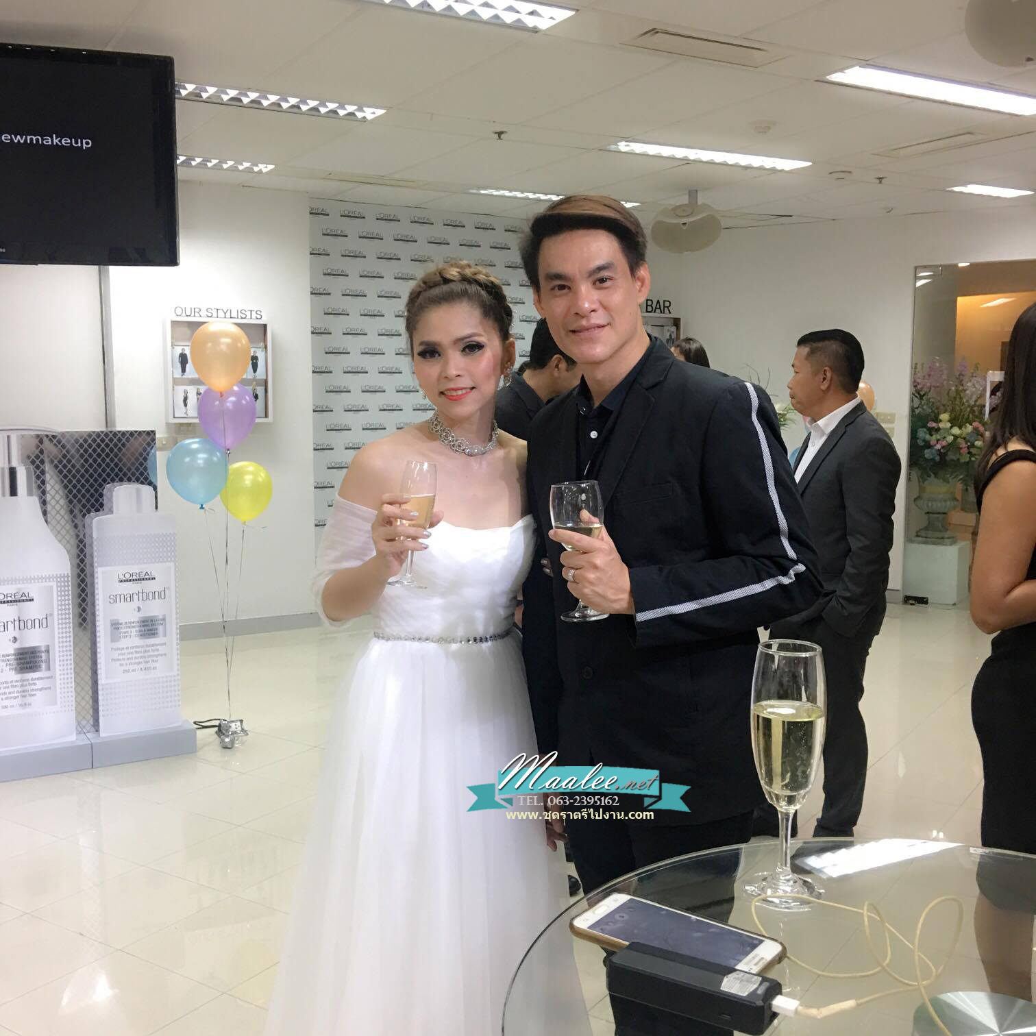 พร้อมเช่า ชุดราตรียาว & แบบปาดไหล่ สีขาว กระโปรงผ้าโปร่งตาข่ายนิ่ม ใส่สบายตัว อกจับจีบ เอวปักคริสตัลหรู (เชือกผูกหลัง)