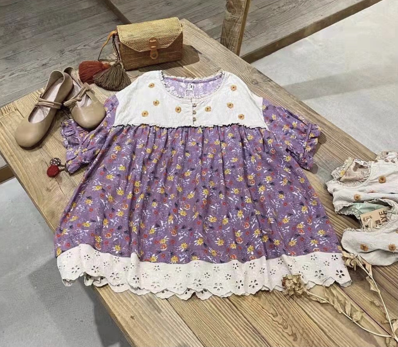 เสื้อผ้าฝ้ายลายดอกไม้แต่งผ้าลูกไม้ลายปัก