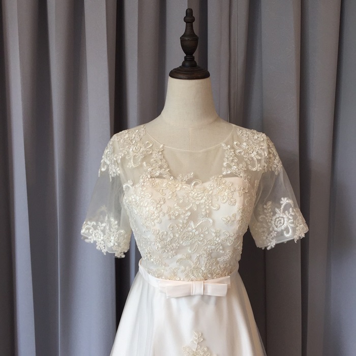 พร้อมเช่า ชุดแต่งงาน มินิมอล ชุดหมั้น ลูกไม้ แขนสั้น หน้าสั้น หลังยาว ชุดพรีเวดดิ้ง สีครีม