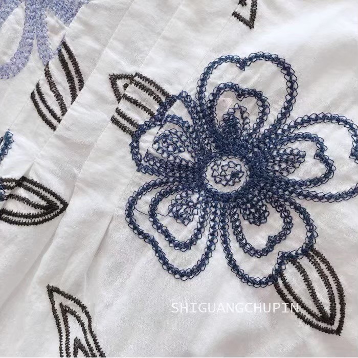เสื้อผ้าฝ้ายลายปักดอกไม้