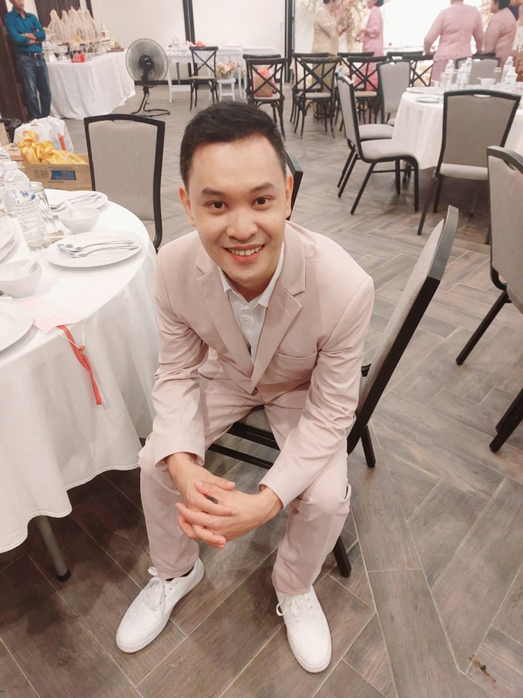 พร้อมเช่า ชุดสูทชาย สีชมพูพาสเทล Pastel Pink ทรงเข้ารูป สไตล์เกาหลี (ไม่มีเสื้อกั๊ก)