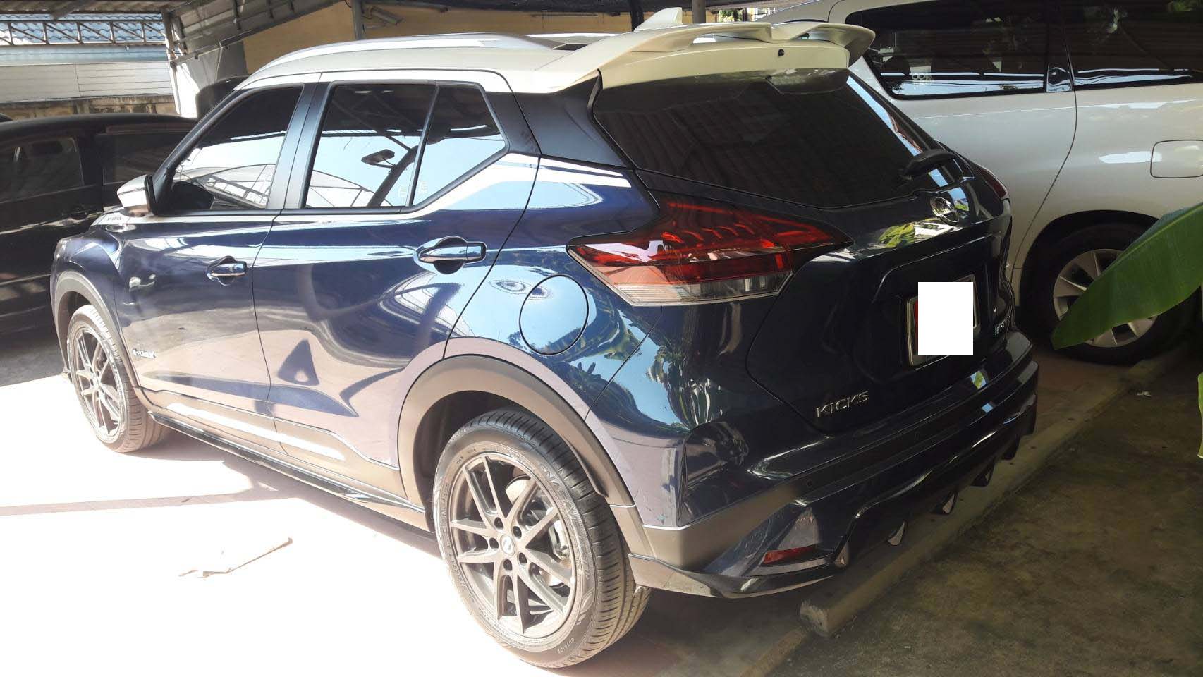 พรมปูพื้นรถยนต์ Nissan Kicks ปูพรม7D สีดำด้ายฟ้า เสริมพรมดักฝุ่นสีเทา เข้ารูป