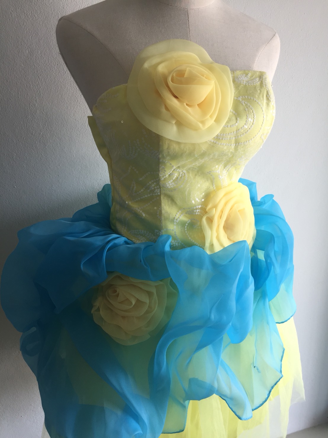 พร้อมเช่า ชุดแฟนซี ชุดราตรีสั้น เกาะอก สีเหลือง/ฟ้า แต่งดอกไม้ อกแต่งเลื่อม กระโปรงผ้าแก้ว น่ารักฟรุ้งฟริ้ง