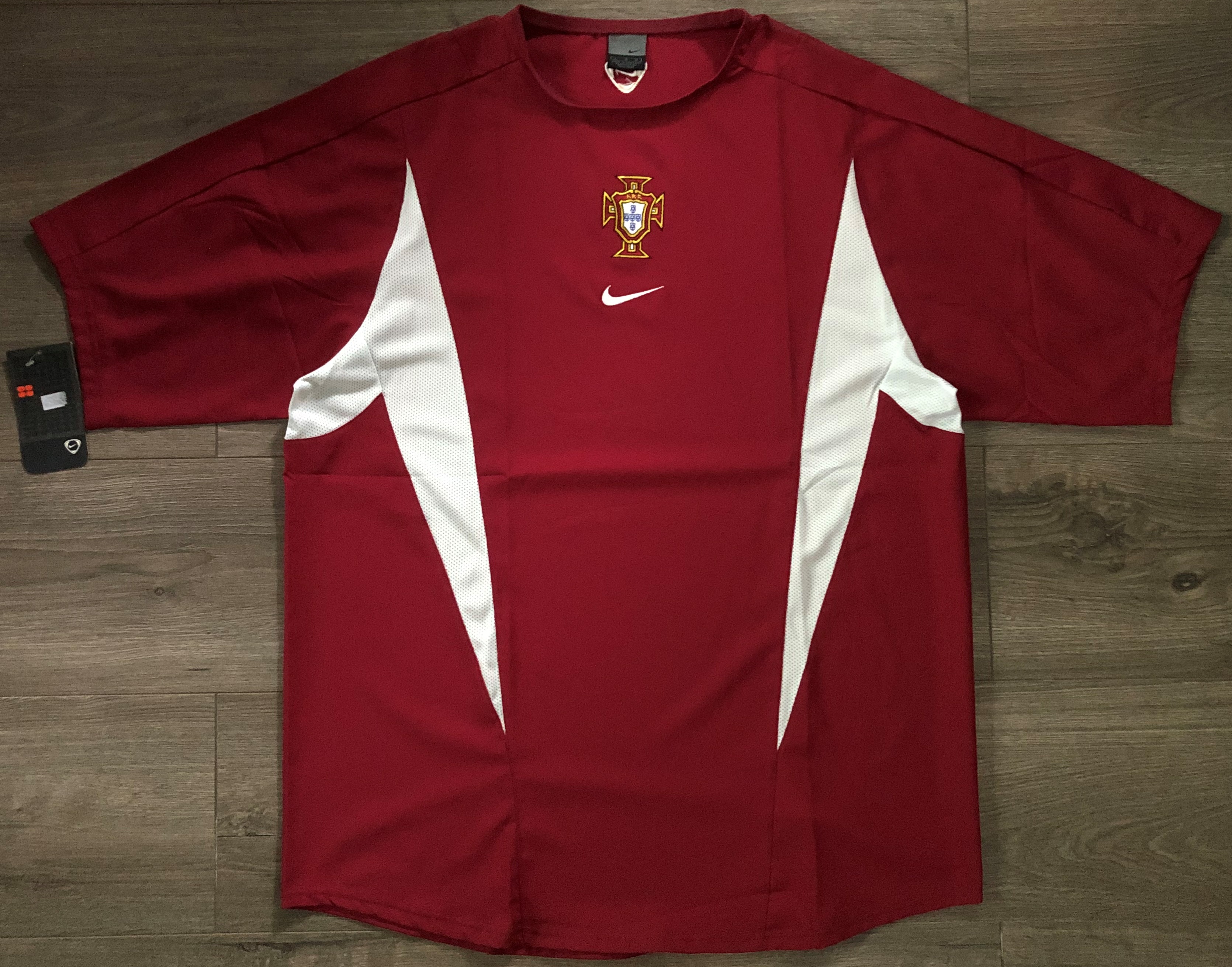 เสื้อฟุตบอล ทีมชาติโปรตุเกส ชุดฝึกซ้อม ชุดลุยศึกฟุตบอลโลก 2002 ใหม่ L-Size / PORTUGAL Football Shirt Training Kit World Cup 2002 Jersey NEW L-Size