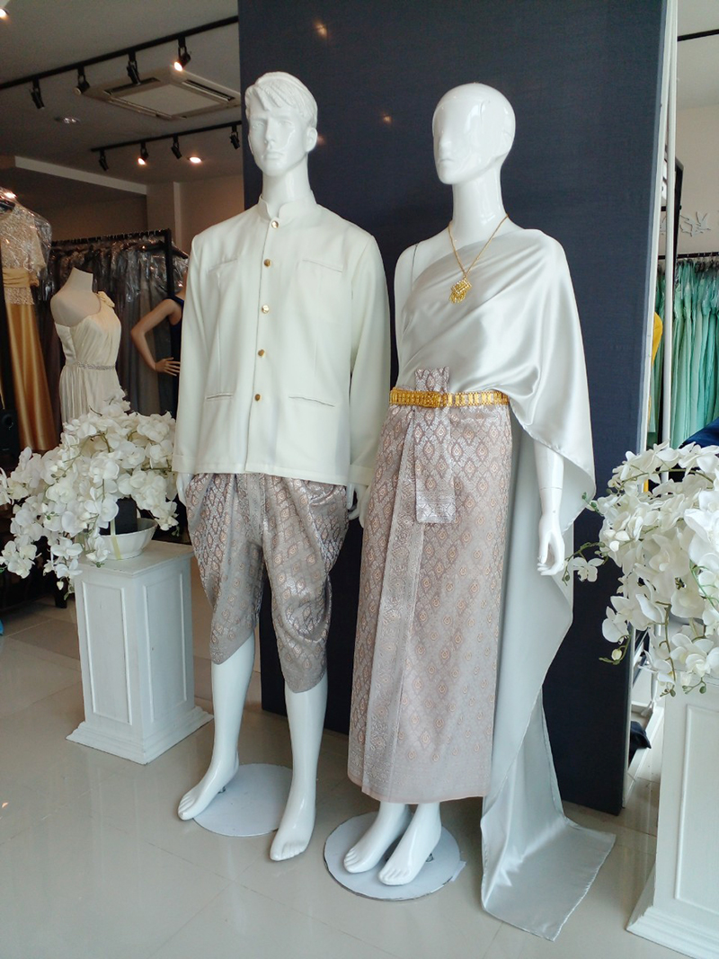 เช่า ชุดไทย ชุดเพื่อนเจ้าสาว ชุดไทยผ้าถุงสีเทาชาเงิน สไบสีเทาอ่อน