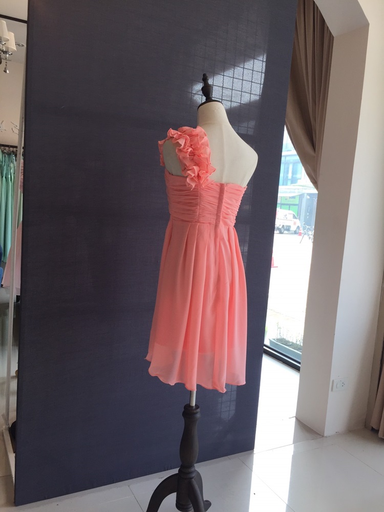 พร้อมส่ง ชุดราตรีสั้น ไหล่เดียว จับเดรปหน้าอก แต่งระบายช่วงไหล่ สีโอรส สำเนา