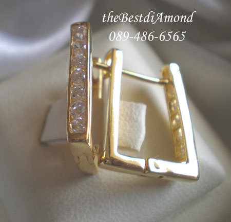 BE428+++ต่างหูห่วงแบบสี่เหลี่ยม+++งานเก๋มากๆๆ Modern สุดๆเป็นเพชรสี่เหลี่ยมฝังแบบล็อค ใส่แล้วเป็นเส้นตรงลงมา ทันสมัยมาก เพชรแพรวพราวเลยค่ะ