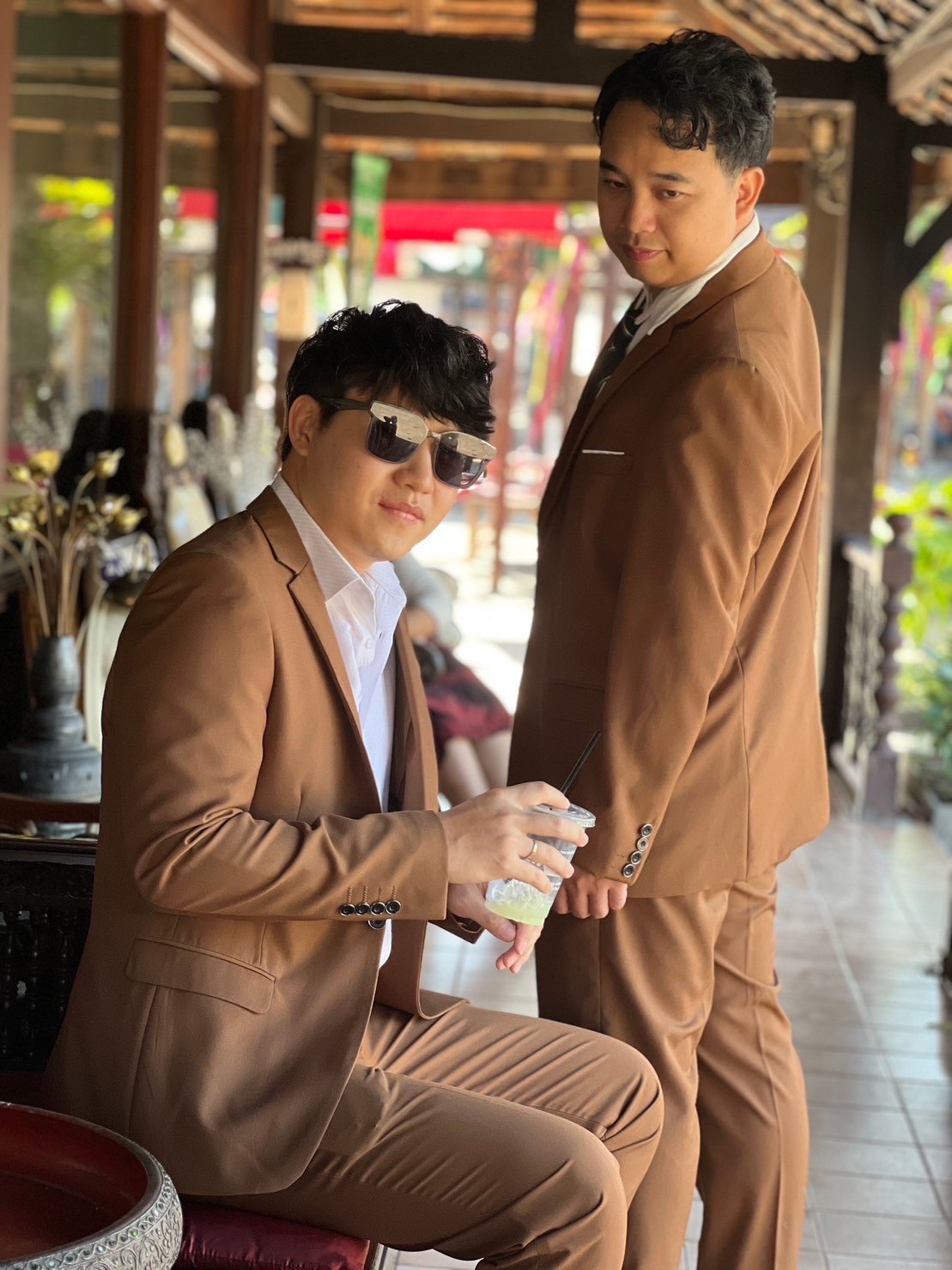 พร้อมเช่า ชุดสูทชาย สีน้ำตาล คลาสสิก รุ่นกระดุมเดียว (พร้อมเสื้อกั๊ก)