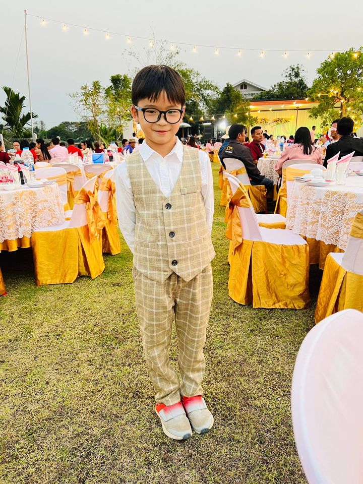 พร้อมเช่า ชุดสูทเด็กชาย สีกากีลายตาราง ** พร้อมเช่าไซส์ 100 , 110 , 120,130,140,150 **