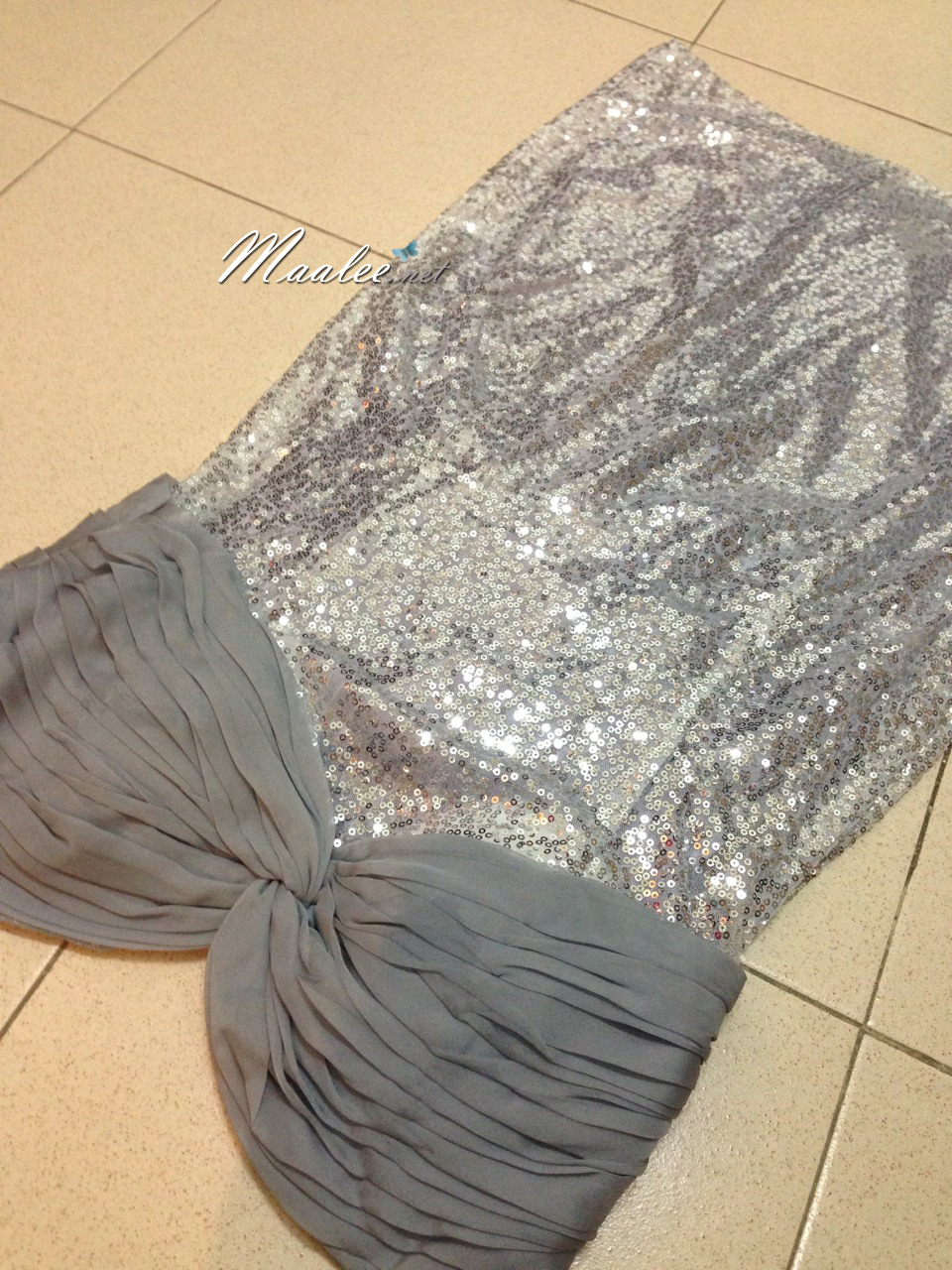 พร้อมเช่า ชุดราตรีสั้น เกาะอก สีเทา เข้ารูปปักเลื่อม อกแต่งผ้าชีฟอง หางปลาสามารถถอดได้