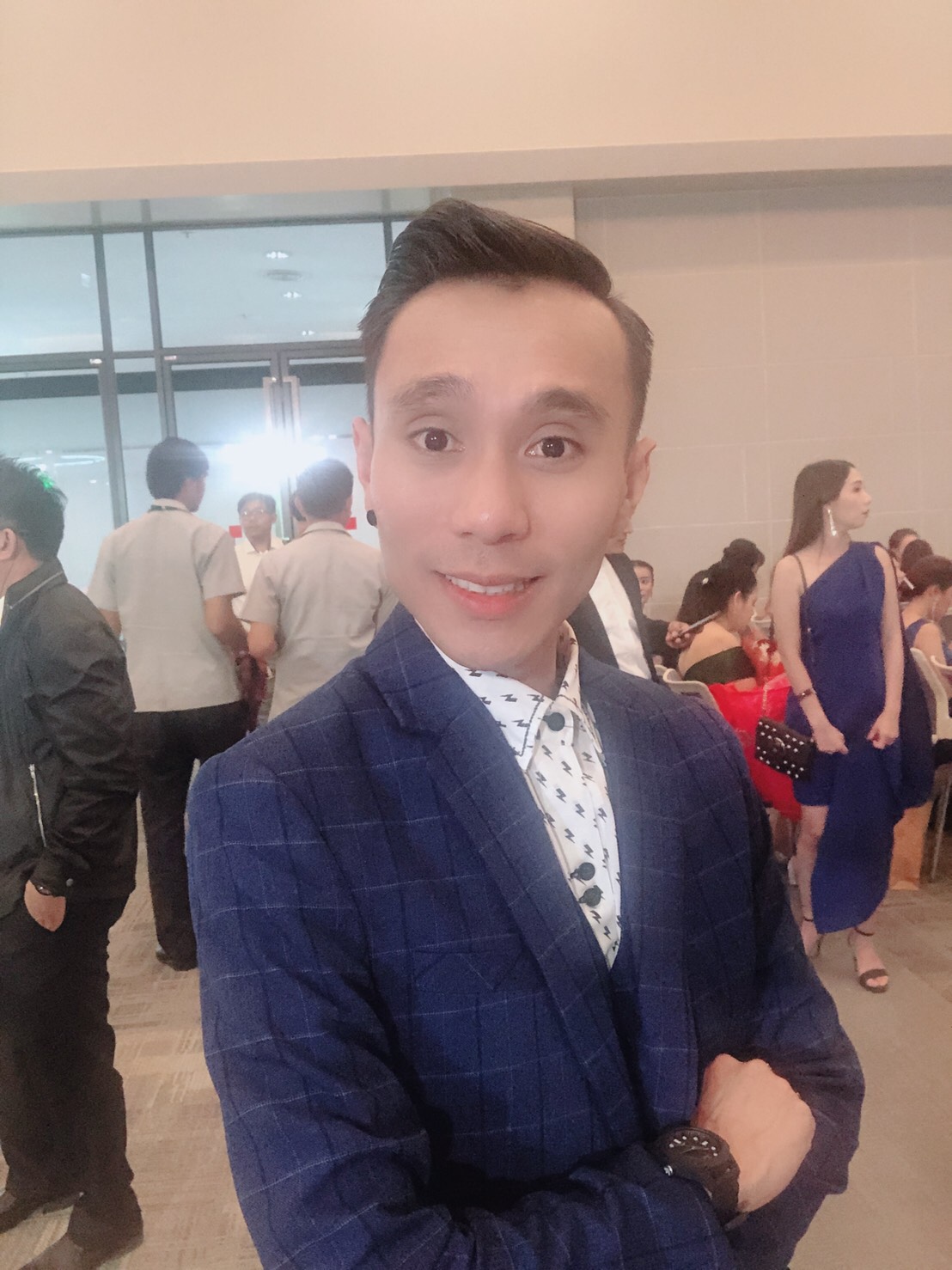 พร้อมเช่า ชุดสูทชาย สีน้ำเงิน ลายตาราง ทรงเข้ารูป สไตล์เกาหลี พร้อมเสื้อกั๊ก