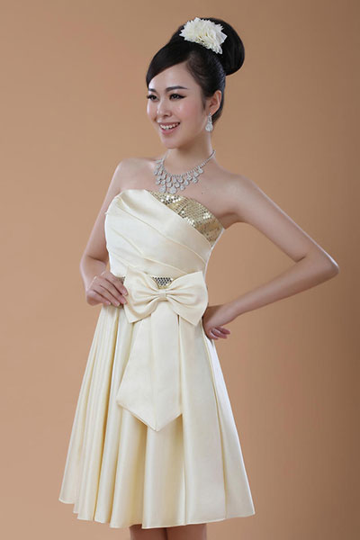 พร้อมเช่า ชุดราตรีสั้น เกาะอก สีครีม Champagne ปักเลื่อมหน้าอก และแถบคาดเอว จับจีบกระโปรง แต่งโบว์ช่วงเอว