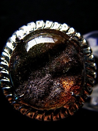 QU0036 แก้วปลวกวรรณสาม ประกอบพร้อมสามวรรณะ คือปวกเขียว ปวกทองและปวกแดง(ปวกครั่ง) เนื้อแก้วใสสวย ขนาด17.30x17.96x10.48 มม. น้ำหนัก 20.89 ct. ขนาดแหวน53