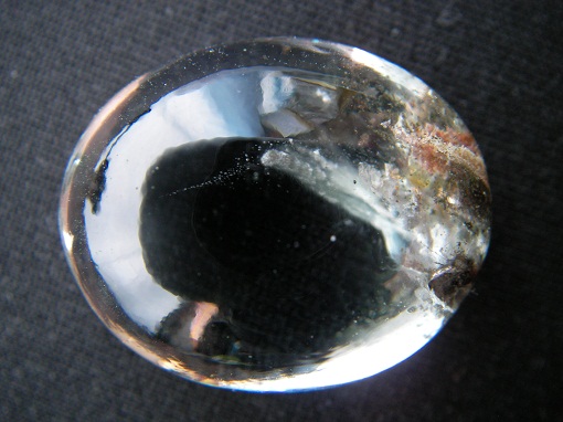 QU0011 QUARTZ แก้วปวก แซมด้วยแท่งแร่แทงชี้ขึ้นกลางเม็ด ขึ้นปกคลุมด้วยปุยแก้วขนเหล็กในเนื้อแก้ว ขนาดแก้ว 21.40 x 25.92 x 13.00 mm. นน. 50.68 ct