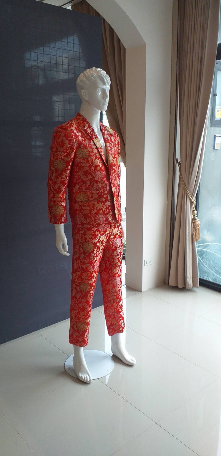 สูทตัดซื้อ สูทจีนชาย สีแดงลาย พร้อมผ้าคลุม