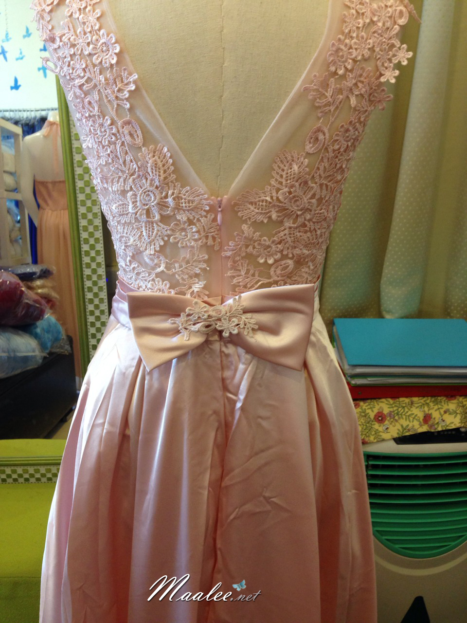 พร้อมเช่า ชุดราตรียาว แขนกุด สีเขียว อกแต่งลูกไม้ กรโปรงเนื้อผ้ามัน คาดเอวคริสตัล เซ็กซี่ผ้าหลัง เพิ่มเข็มกลัดโบว์ช่วงหลัง