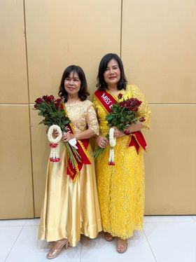 พร้อมเช่า ชุดราตรียาว แขนสามส่วน สีทอง อกแต่งลูกไม้ กรโปรงเนื้อผ้ามัน คาดเอวคริสตัล เพิ่มเข็มกลัดโบว์ช่วงหลัง