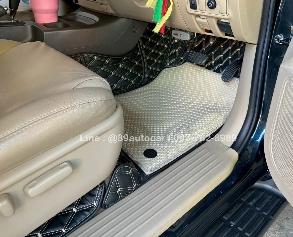 พรมรถยนต์ Toyota Fortuner 2013 ปูพรมVVIP สีดำด้ายทอง เสริมด้วยกระดุมเล็ก PVC สีครีม