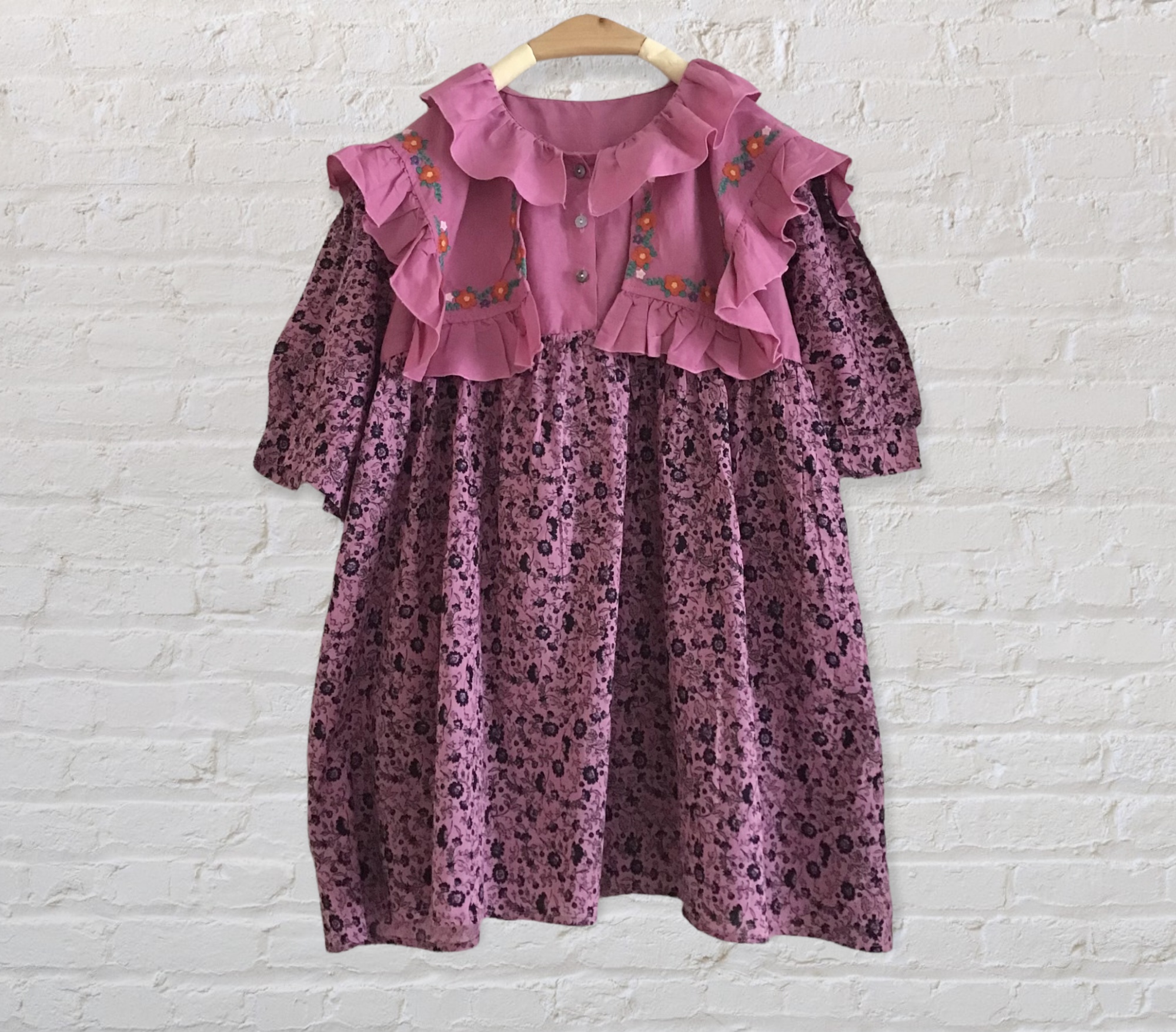 เสื้อผ้าฝ้ายลายดอกไม้แต่งระบาย