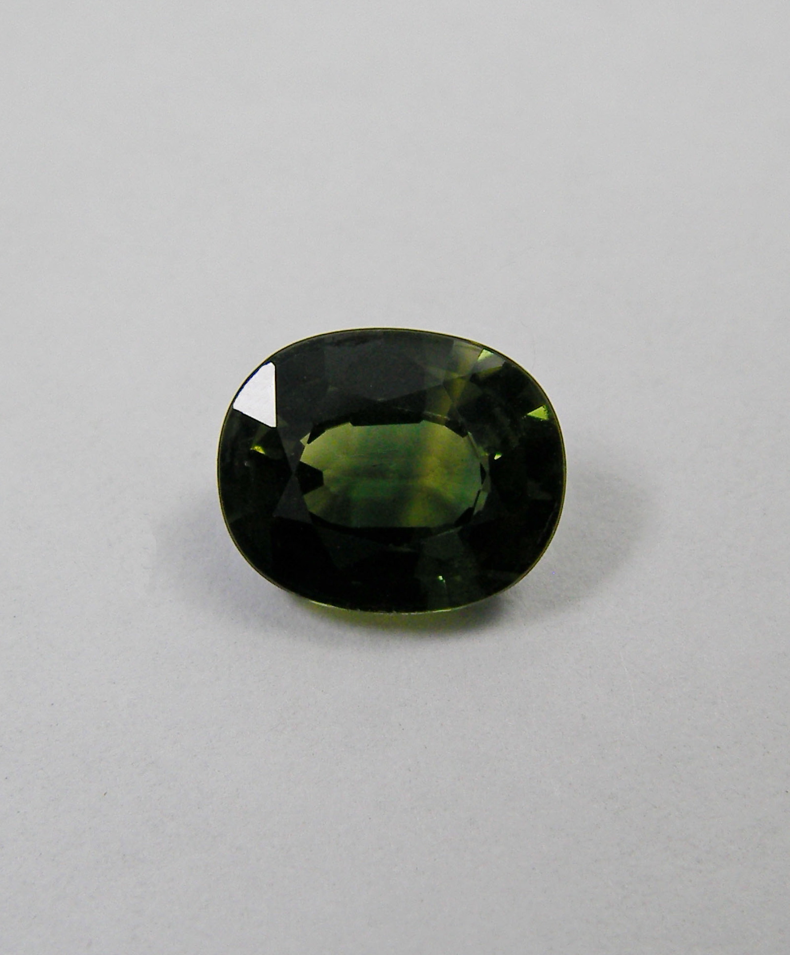 Green Sapphire เขียวส่อง มรกต น้ำหนัก 2.450 ct. Clarity Grade IF