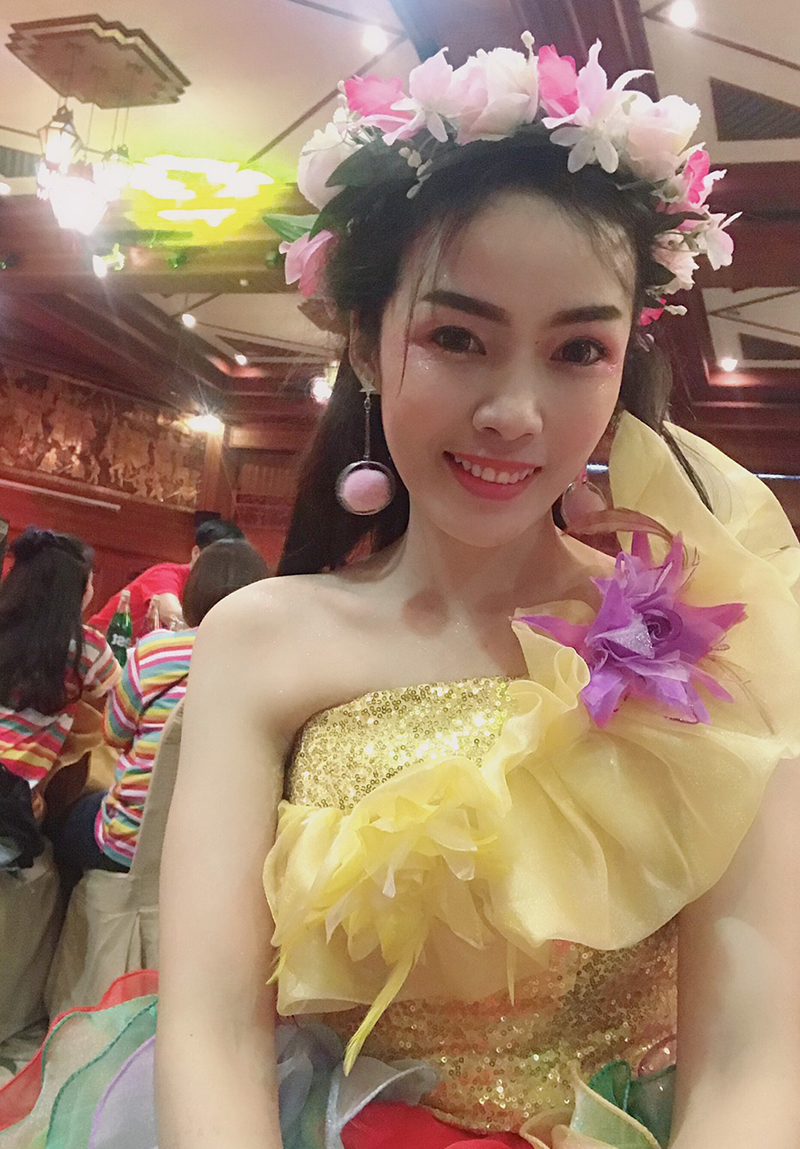 พร้อมเช่า ชุดแฟนซียาว ไหล่เดียว สีรุ้ง ระบายฟูสวย ช่วงอกปักเลื่อมแต่งดอก (ซิปหลัง)