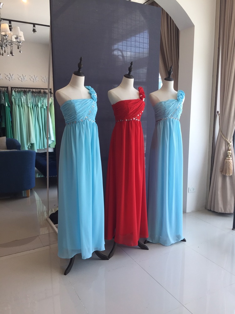 พร้อมส่ง ชุดราตรียาว เกาะอก ไหล่เดียว จับจีบเก๋ แต่งแถบคริสตัลช่วงอก สีแดง