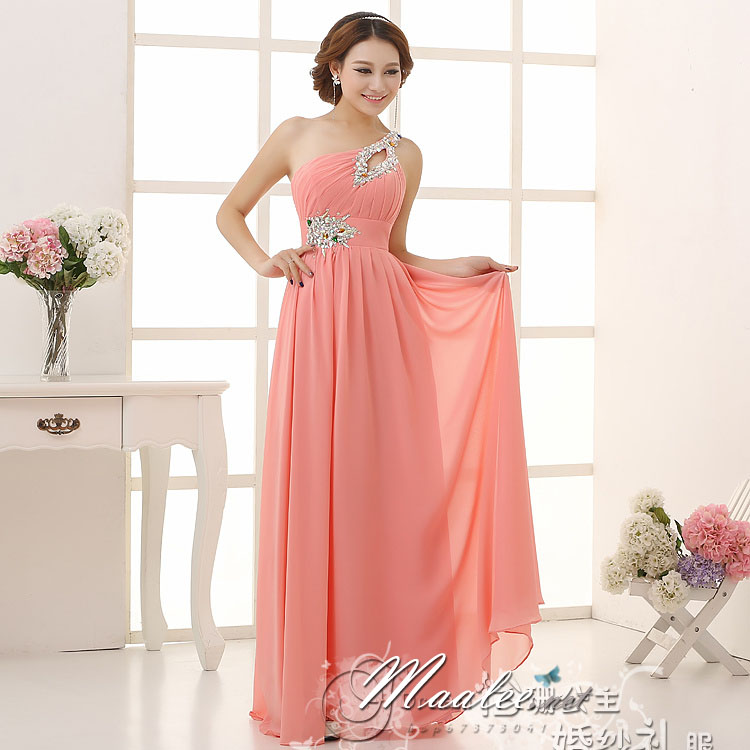 พร้อมเช่า ชุดราตรียาว ไหล่เดียว สีส้ม ผ้าชีฟอง แต่งเลื่อม+มุก ช่วงเนินอกและเอว