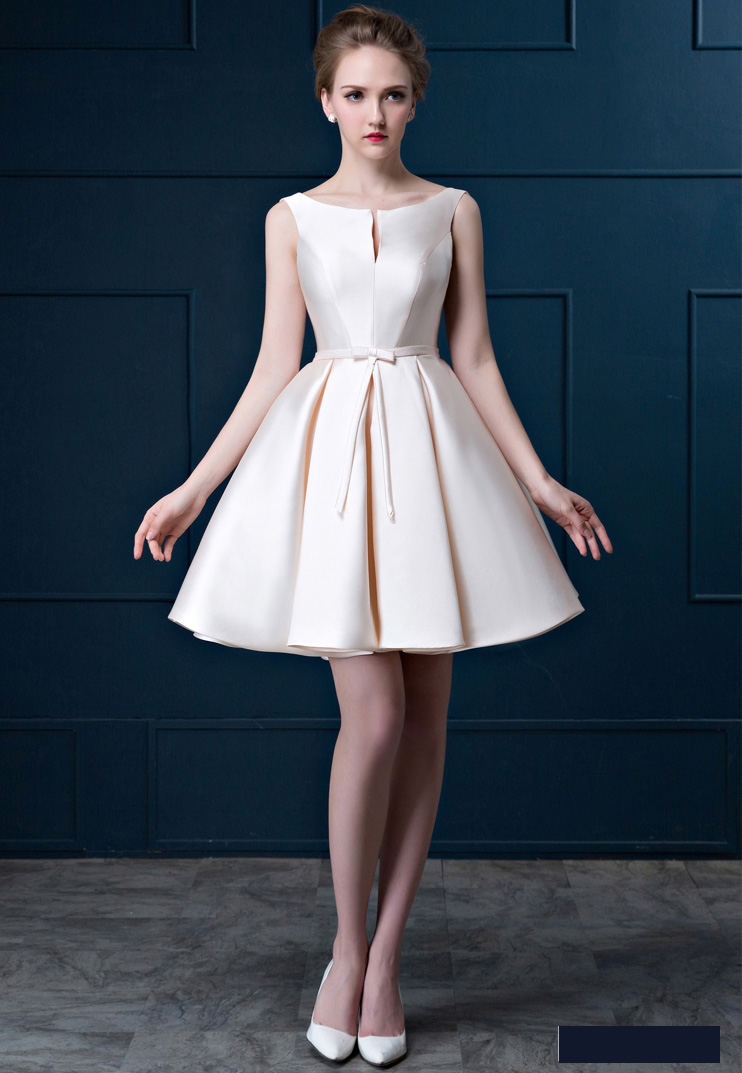 พร้อมเช่า ชุดราตรีสั้น แบบแขนกุด ผ้าซาตินเรียบหรู กระโปรงทรงA แต่งโบว์2ชั้น ช่วงเอว สีครีม Champagne (เชือกผูกหลัง)