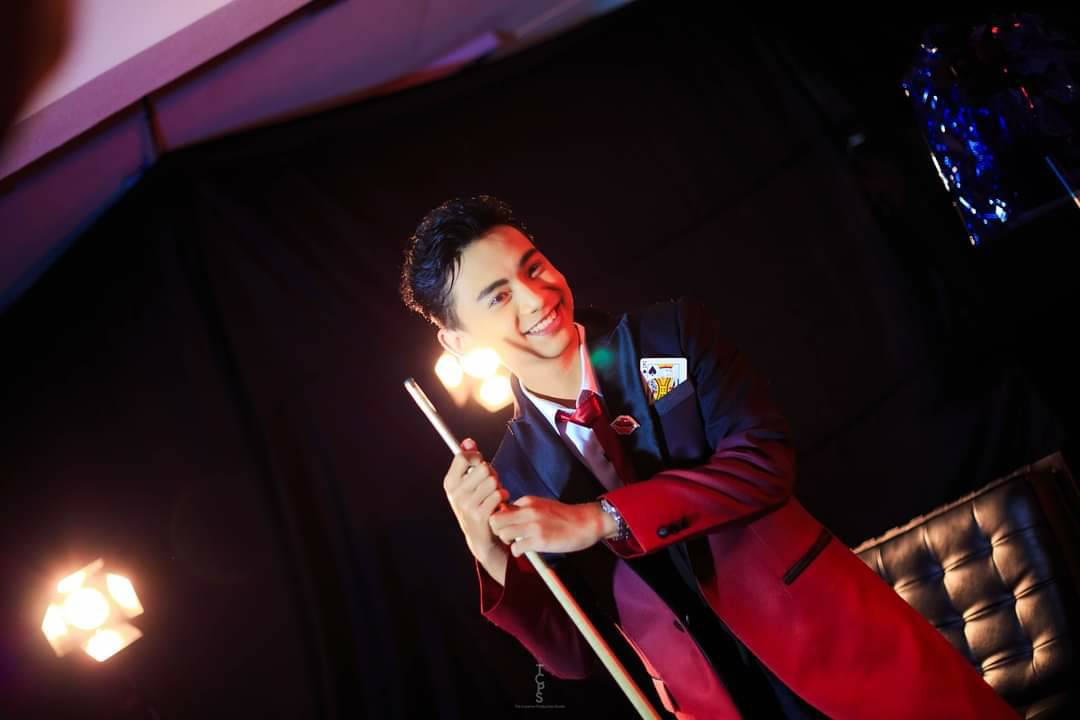 พร้อมเช่า สูทแฟนซี สูท Long Tail สากลแนววินเทจ ไล่เฉดสีโทนแดงดำ