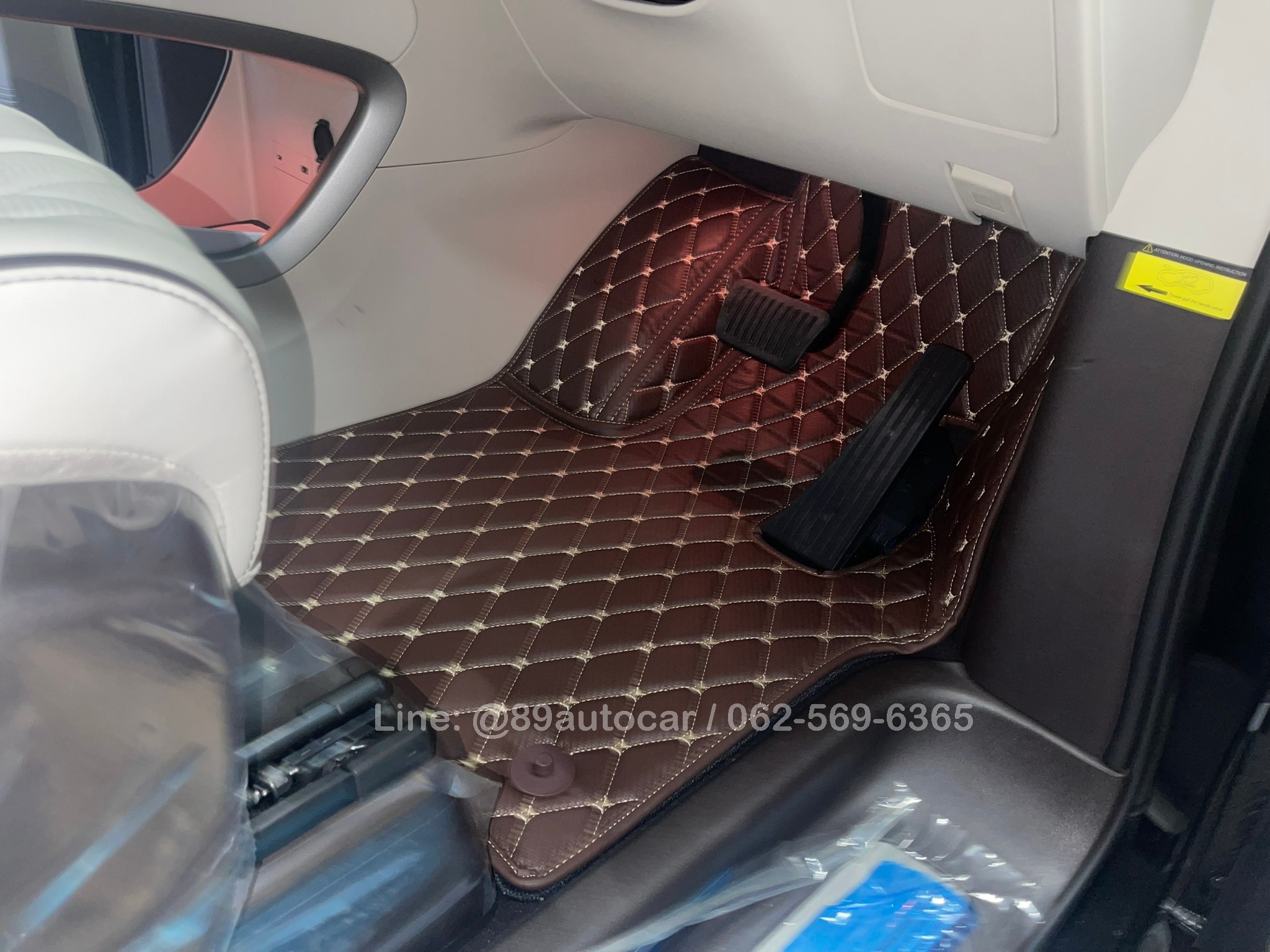 พรมรถยนต์ Denza D9 ปูพรม6D สีกาแฟลายเคฟล่า เต็มคัน