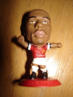 ตุ๊กตาโมเดลนักฟุตบอล ธ.อองรี สโมสรอาร์เซนอล โครินเธียน ไมโครสตาร์ - Coca Cola Soccer Figurine Collection/2002 Red Base - CCWC03 ใหม่ / T.HENRY ARSENAL Football Club Corinthian MicroStars Football Figure - Coca Cola Soccer Figurine Collection/2002 Red Base