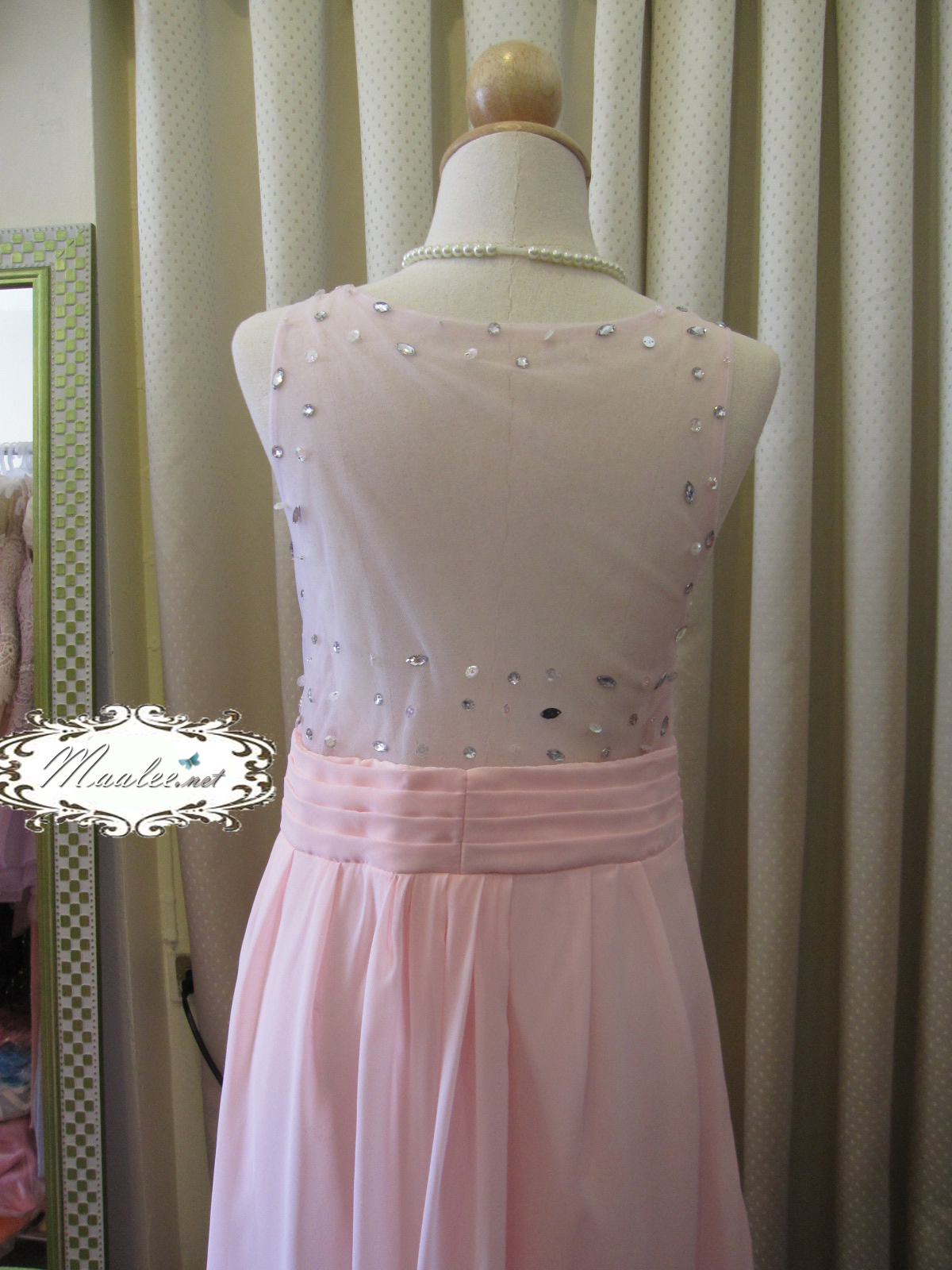 พร้อมส่ง ชุดราตรียาว สีชมพู ปักเลื่อมช่วงอก ด้านหลังเป็นซีทรู สวยหวาน (ซิปข้างลำตัว)