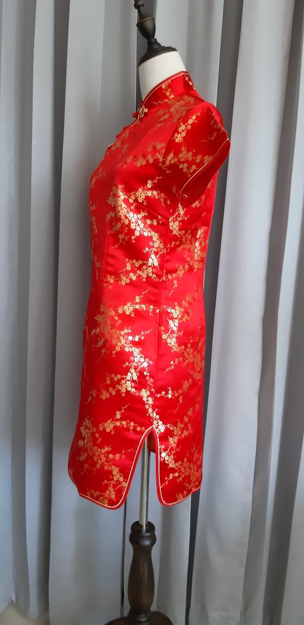 พร้อมส่ง กี่เพ้า / สั้น สีแดง ลายดอกบ๊วย Cherry Blossom ผ้าไหมจีน กุ๊นขอบ ตัดเย็บอย่างดี (L)