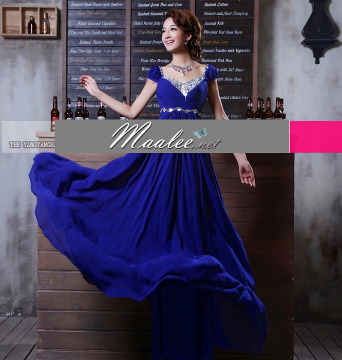 พร้อมเช่า ชุดราตรียาว สีน้ำเงิน มีแขน แบบเปรี้ยวอมหวาน ปักเลื่อมช่วงคอ หลังผ่าตัววี