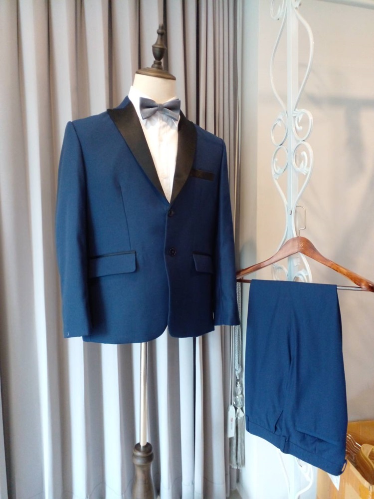 พร้อมเช่า ชุดสูทชาย สีน้ำเงิน แต่งปกสีดำ 2 กระดุม เนื้อผ้าเนี้ยบ