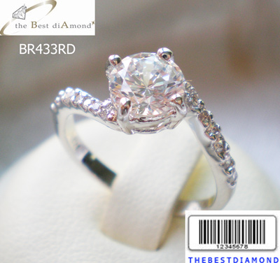 BR433RD+++แหวนชู 1 กะรัต ตรงกลางเพชรCZกลมยกสูง บ่าข้างเอี้ยวๆ สวยมากๆๆ ดูดี เพชรประกายแวววับ วิ๊งๆ เหมือนจริงสุดๆๆ