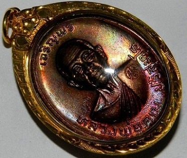 หลวงพ่อคูณ เจริญพรบนครึ่งองค์ ม.ขีด ตัวตัดนวะ ผิวสวยรุ้ง 7 สีงาม สวยอย่างนี้หาไม่ง่าย รุ่นนี้จะเป็นอีกรุ่นหนึ่งในทำเนียบตำนานวัตถุมงคลของหลวงพ่อคูณ