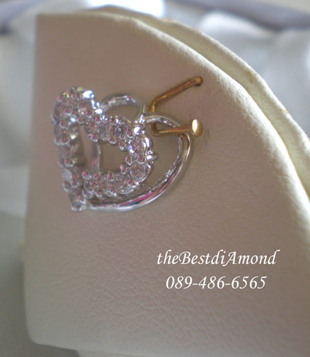 BP908RD+++จี้หัวใจสองดวง+++จี้เก๋ๆน่ารักๆ ดีไซน์เก๋มากๆ เป็นหัวใจซ้อนกัน 2 ดวง โดยด้านล่างเป็นหัวใจโปร่งสีทอง ทับด้วยหัวใจฝังเพชรด้านบน เพชรวิ๊งๆค่ะ