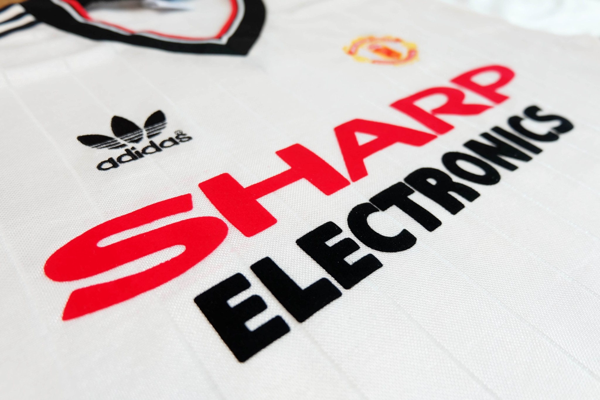 Manchester United 1982/83 Away Vintage Jersey เสื้อฟุตบอลแมนยูย้อนยุค เยือน Sharp Eletronics