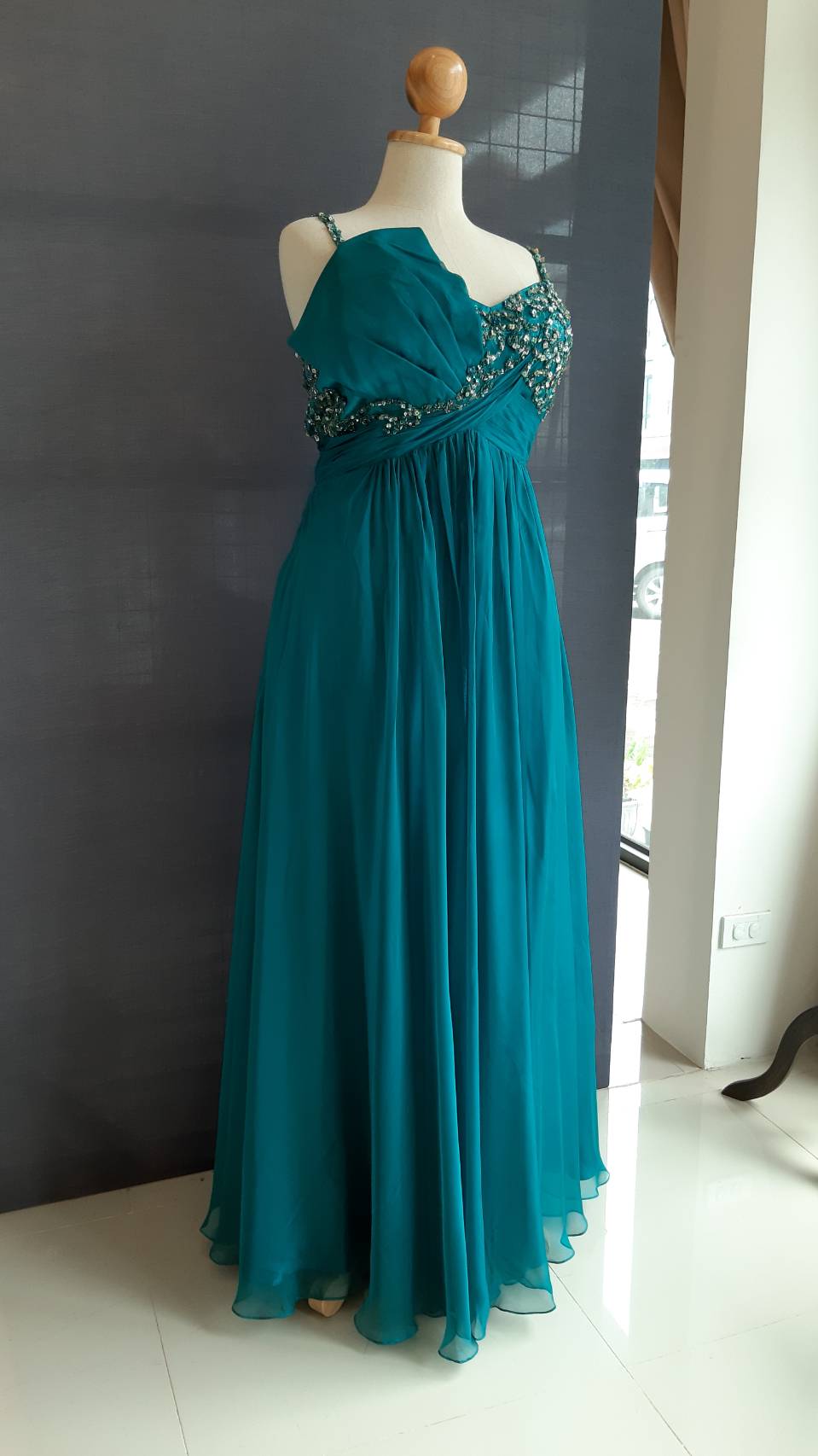 พร้อมเช่า ชุดราตรียาว สำหรับสาวอวบ สายเดี่ยว ผ้าชีฟอง ดีเทลเก๋ ปักเลื่อมอกกระโปรงพริ้วสวย สีเขียวน้ำทะเล