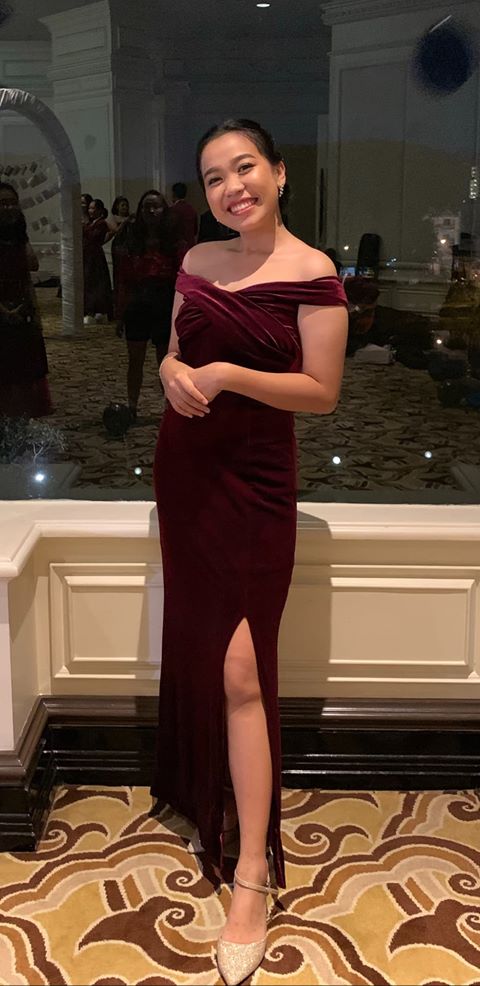 พร้อมเช่า ชุดเดรสยาว ราตรียาว เดรสไปล่ปาด ผ้ากำมะหยี่ แหวกหน้าขา สีน้ำเงิน