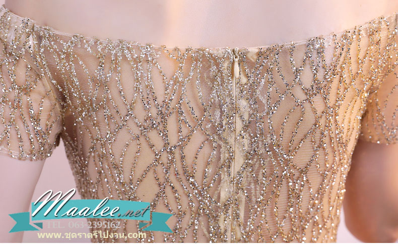 พร้อมเช่า ชุดราตรียาว แบบไหล่ปาดแขนสั้น สีทอง แต่งเม็ดกากเพชรทั้งชุด มาพร้อมเข็มขัดรูปใบไม้สีทอง หรูมาก