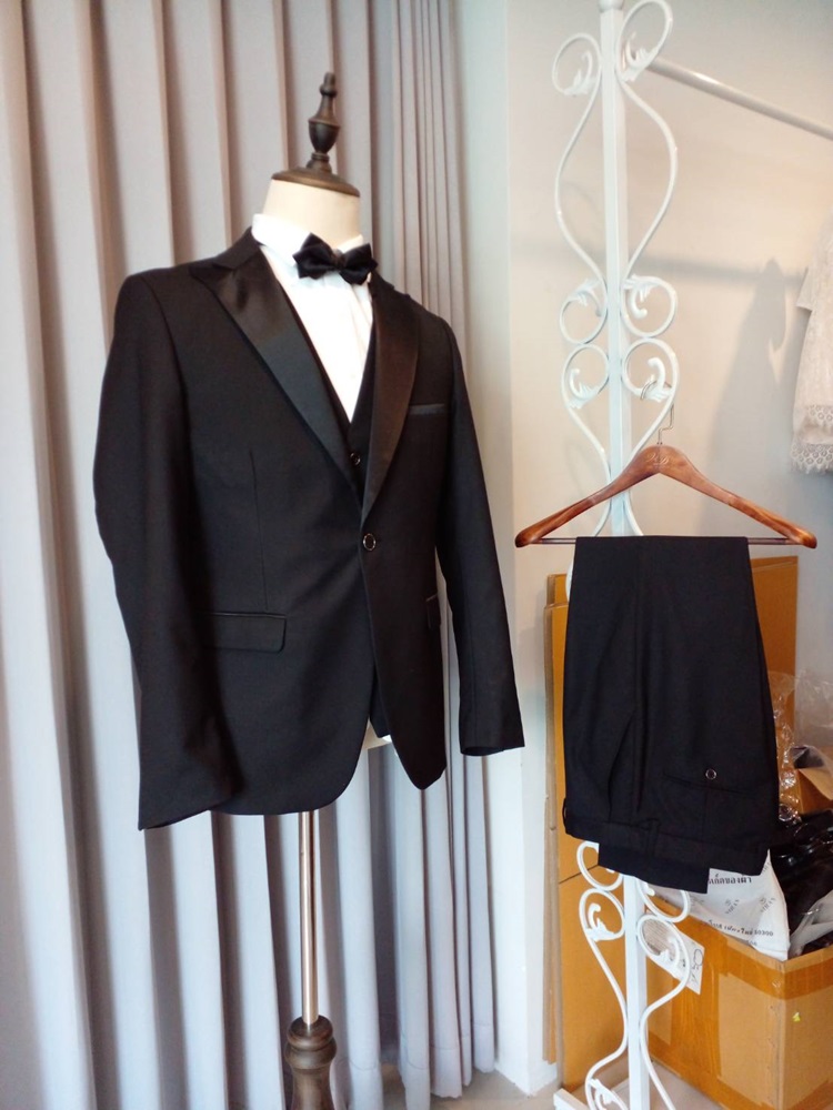 พร้อมเช่า ชุดสูททักซิโด้ สีดำ ปกแหลม (พร้อมเสื้อกั๊ก) Tuxedo Suit with Peak Lapels