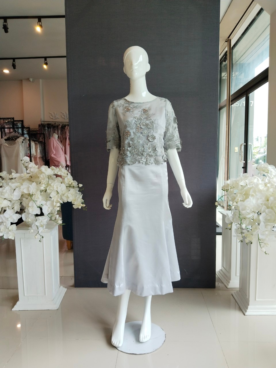 พร้อมเช่า ชุดเสื้อลูกไม้ สีเทา แขนสามส่วน กระโปรงทรงหางปลา