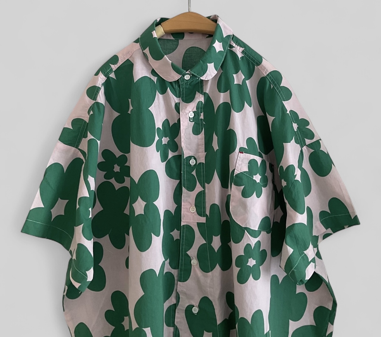 เสื้อเชิ้ตผ้าคอตตอนลายดอกไม้ทรงโอเวอร์ไซส์