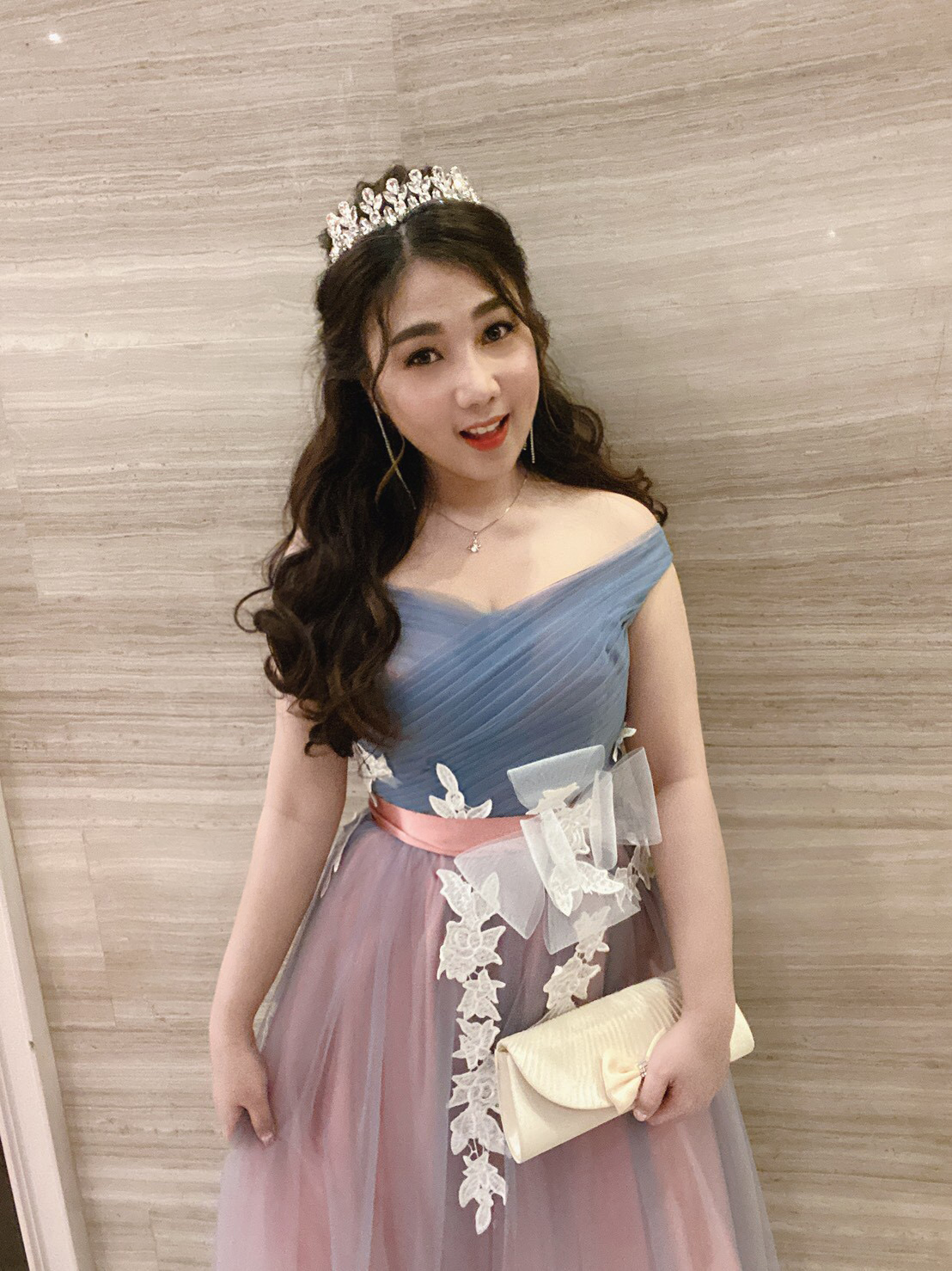 พร้อมเช่า ชุดราตรียาว แบบไหล่ปาด สีเทา-ชมพู Two Tone สไตล์เจ้าหญิง สวยหวานน่ารักมาก เนื้อผ้าตาข่าย แต่งโบว์และลูกไม้ช่วงเอว (เชือกผูกหลัง)