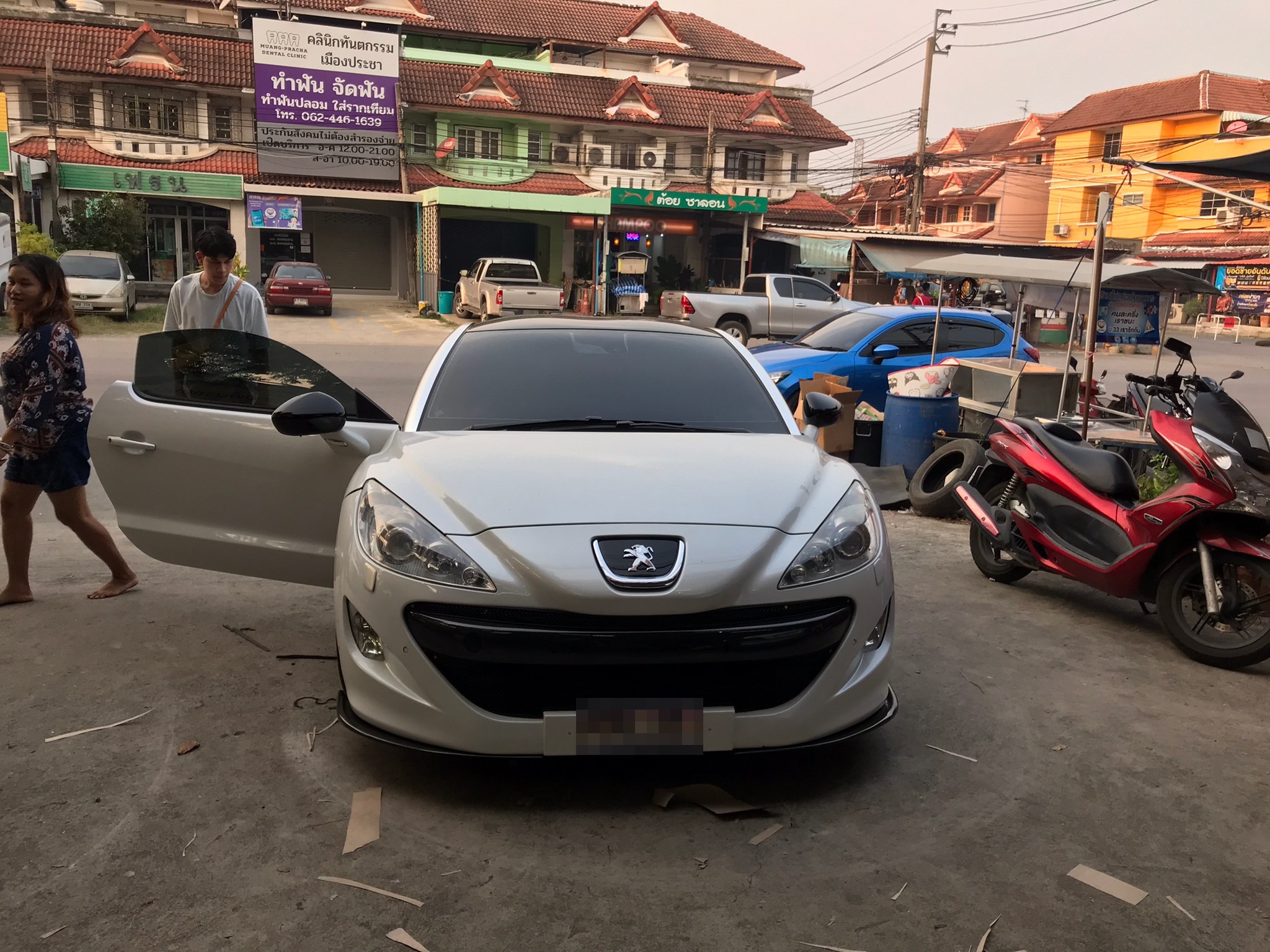 พรมปูพื้นรถยนต์ Peugeot RCZ ปูพรม8D สีดำด้ายแดงเย็บติดกับไวนิลสีแดง